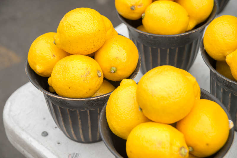 市场上的篮子里成熟的柠檬