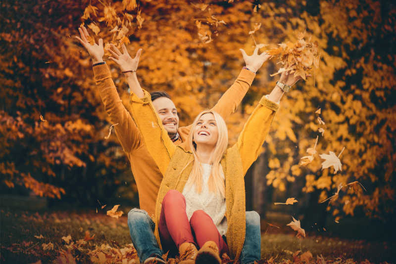 秋季坐在公园里的年轻夫妇