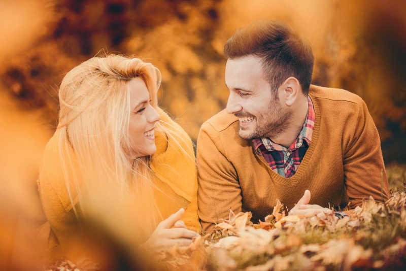 秋季公园里幸福微笑的夫妇