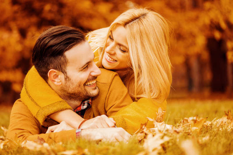 秋季公园草地上幸福的夫妇