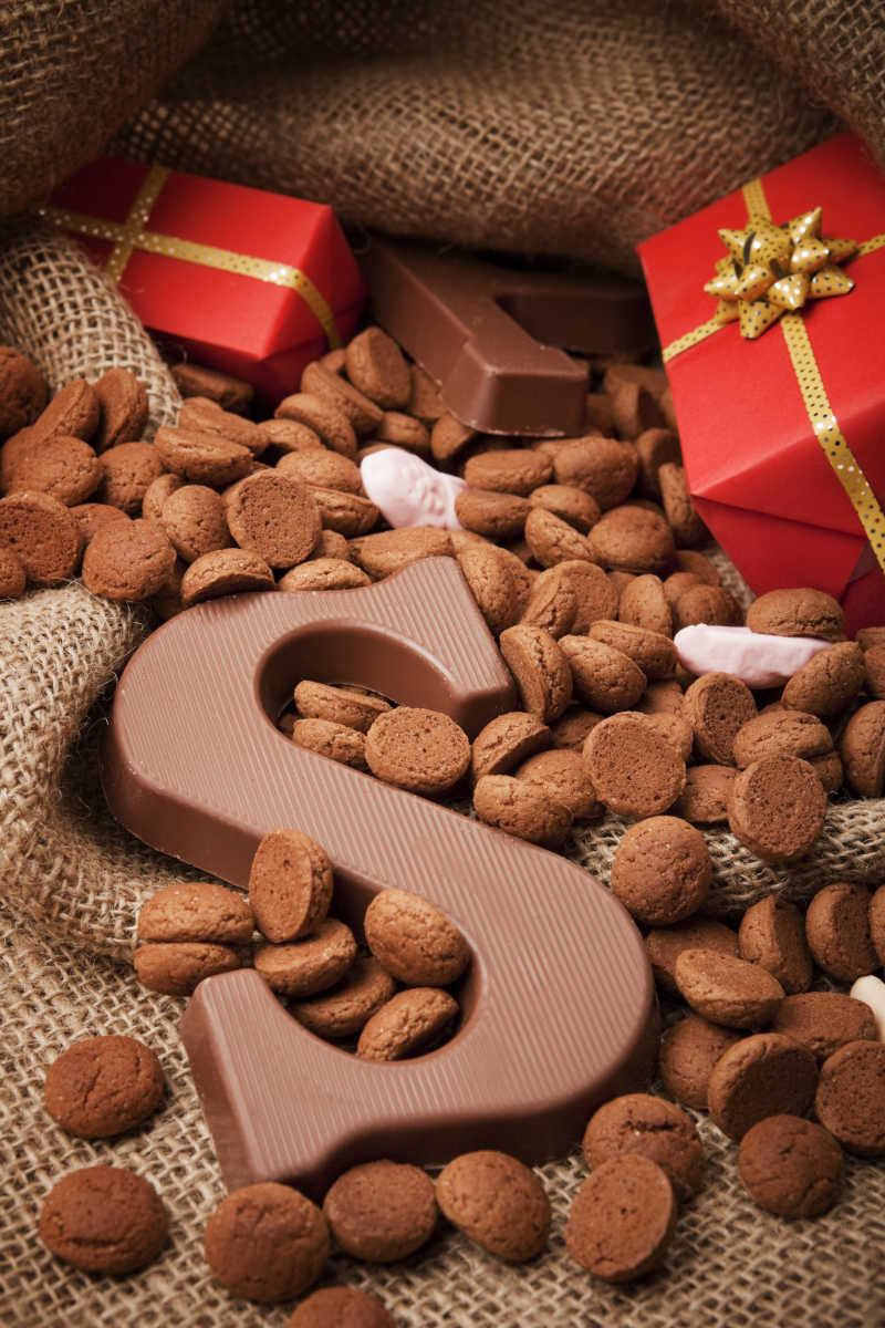 放在粗麻带上的巧克力糖果和礼品盒