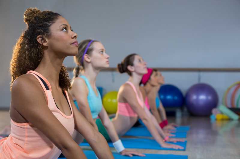 健身房五个美女在瑜伽垫上练瑜伽