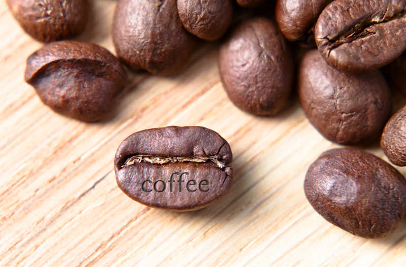 木桌上咖啡豆的特写