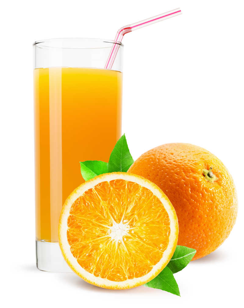 白色背景下的橙汁杯