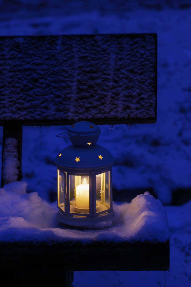 在冬季的夜晚的雪上灯笼