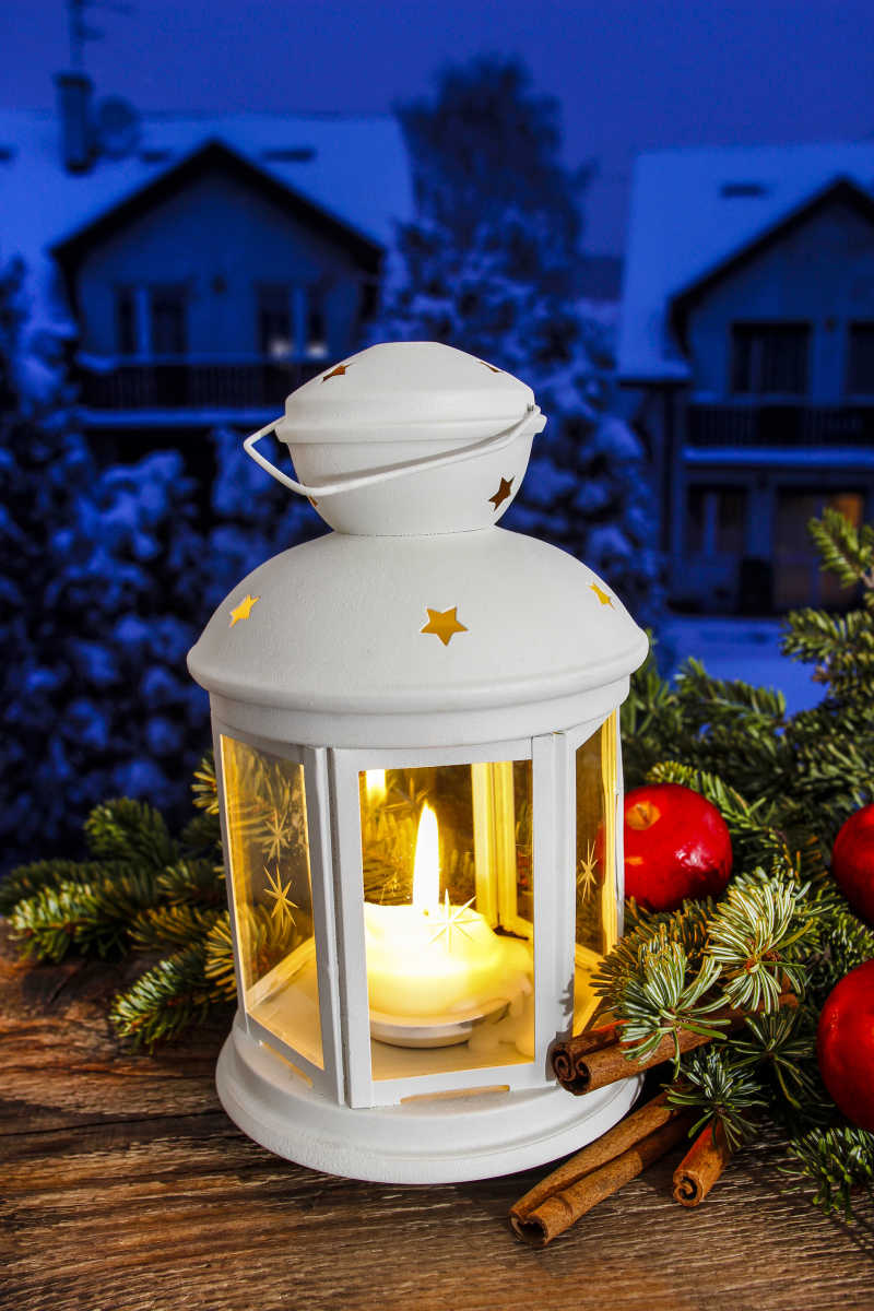 乡村木桌上的美丽的白色灯笼在雪夜的风景