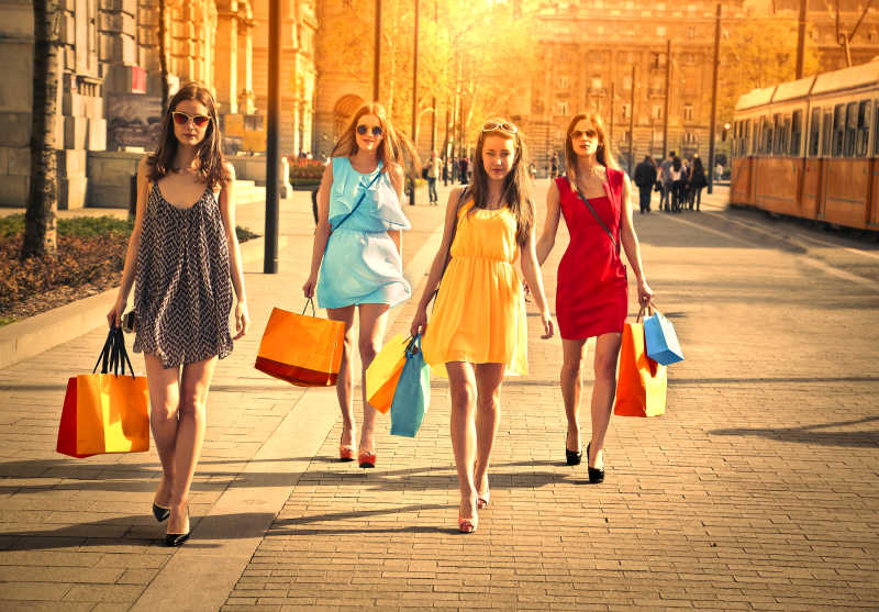 正在购物的四个美女