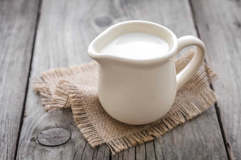 白色陶瓷杯中的牛奶