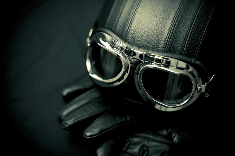 摩托车头盔手套和护目镜的细节