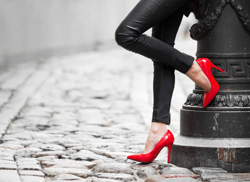 在户外穿着红色高跟鞋的女人