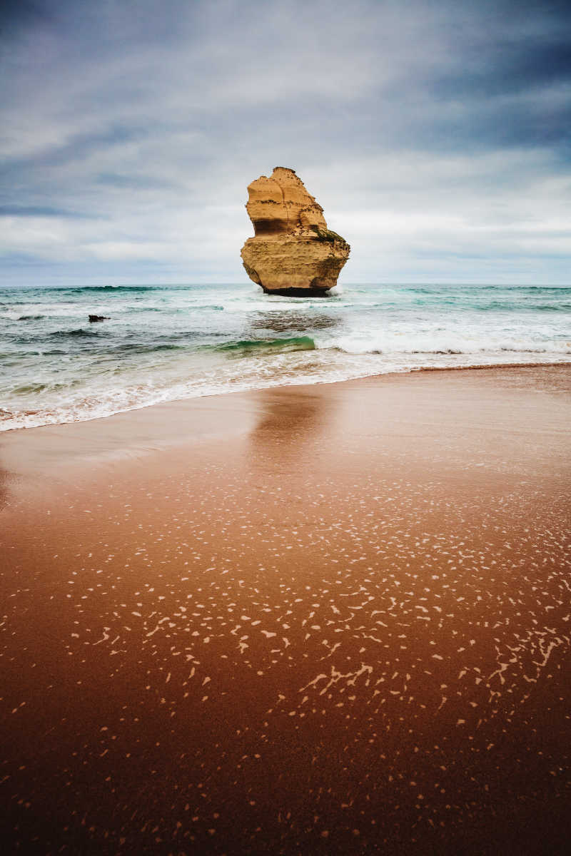 海边沙滩上的岩石
