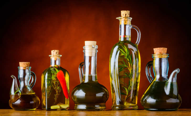 不同形状的食用橄榄油瓶