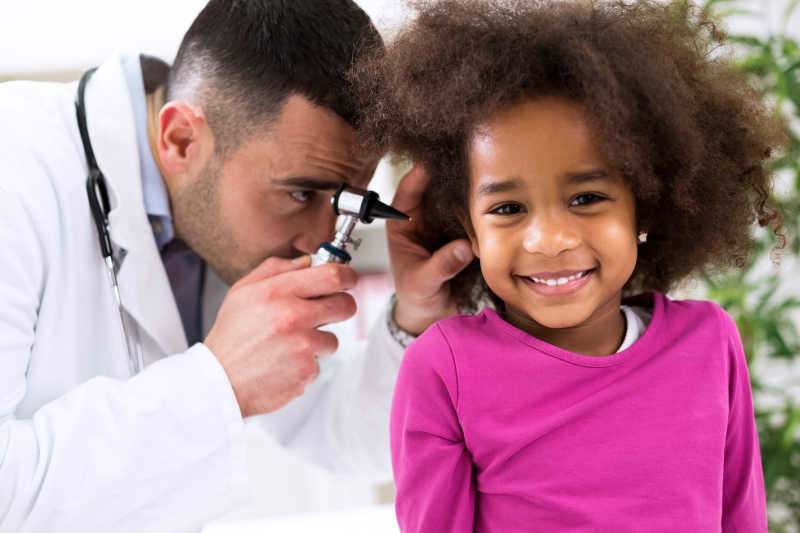 男儿科医生为非洲女孩检查耳朵