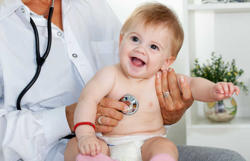 医生用听诊器检查婴儿的心跳