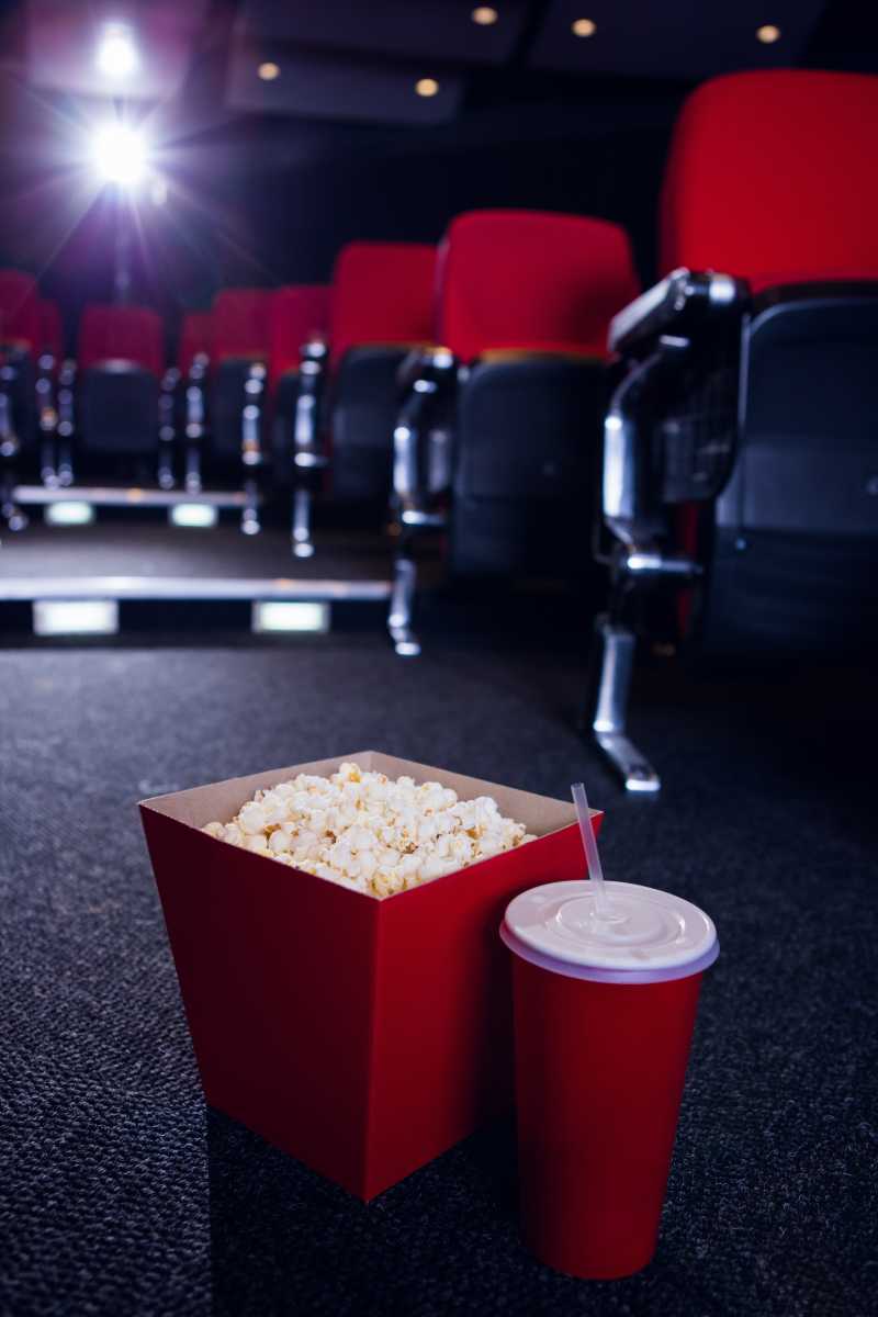 电影院背景里的一盒爆米花和一杯饮料
