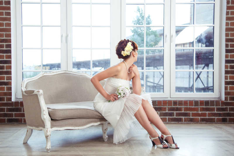 坐在沙发上的优雅新娘