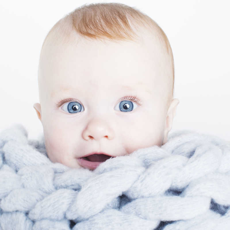 蓝色大眼睛的国外婴儿
