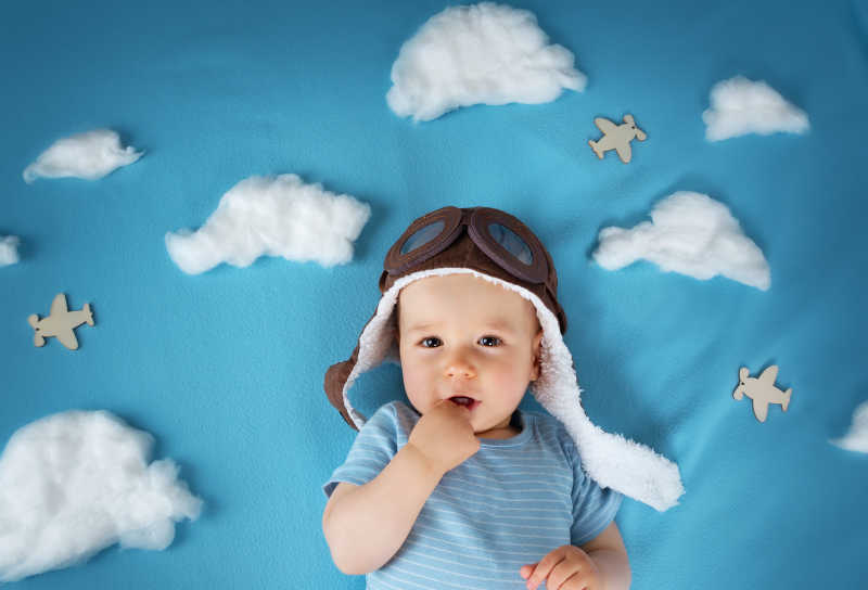 天空背景图前面的婴儿