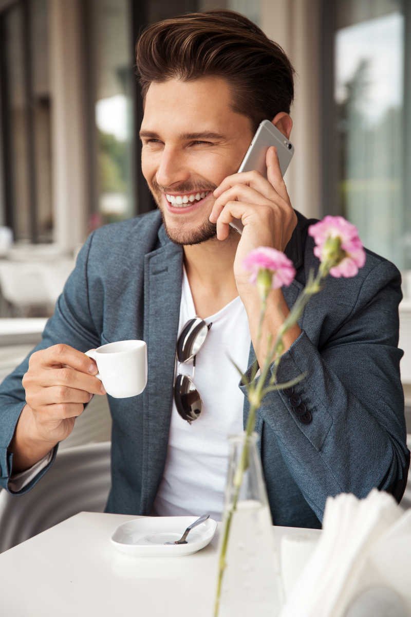 喝咖啡的男人正在开心的打电话