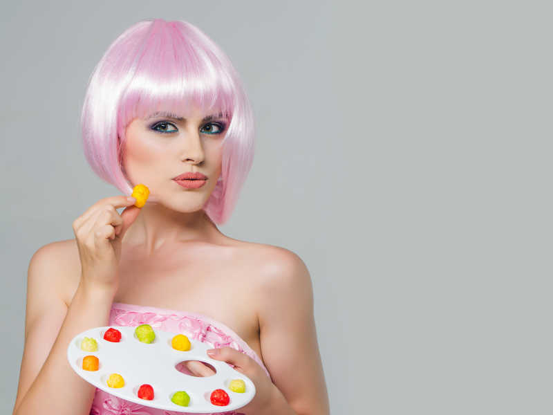 吃彩色糖果的粉色短发女孩