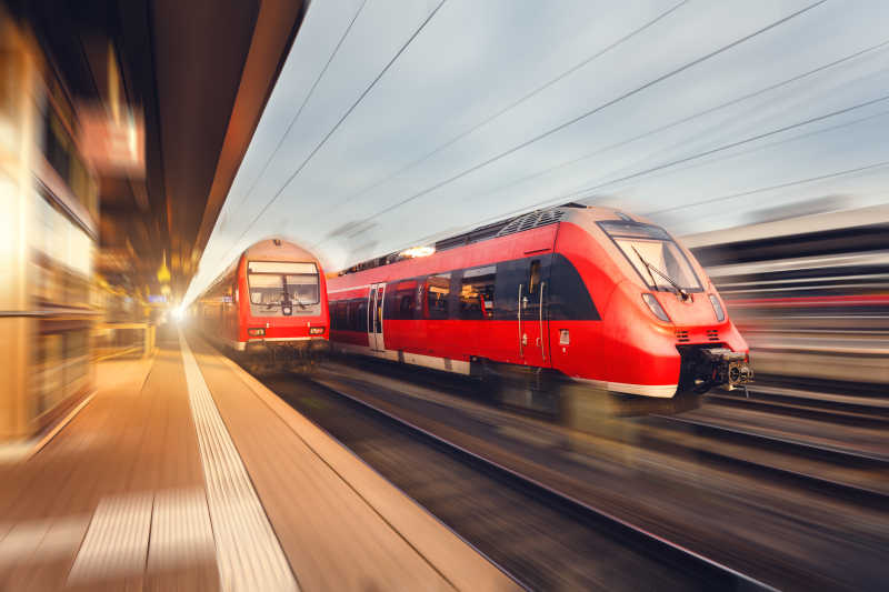 现代高速红色旅客列车在日落时