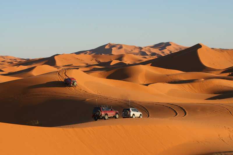 沙漠中行驶的汽车