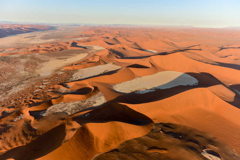 红色沙丘组成的沙海