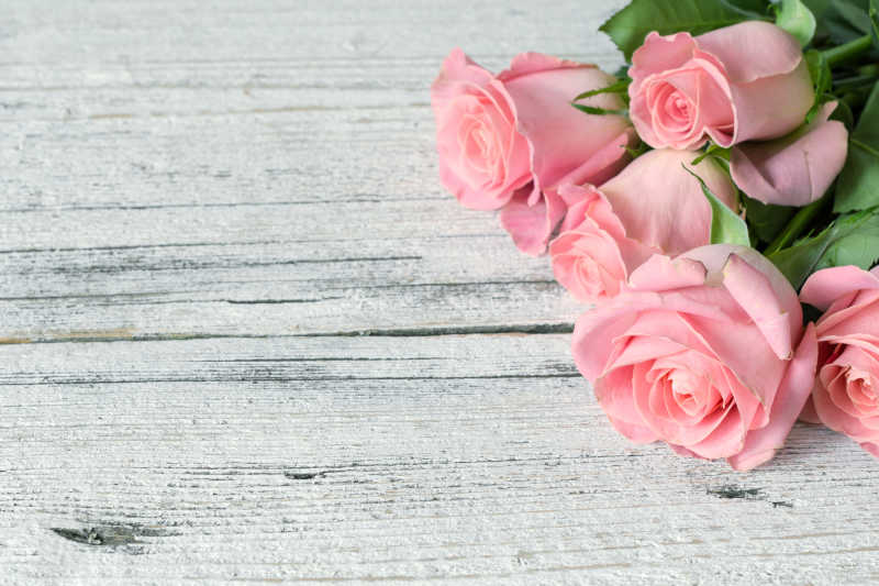木桌上的粉红色玫瑰