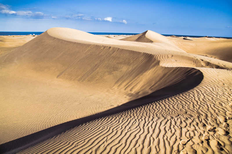 蓝天下的沙丘美景
