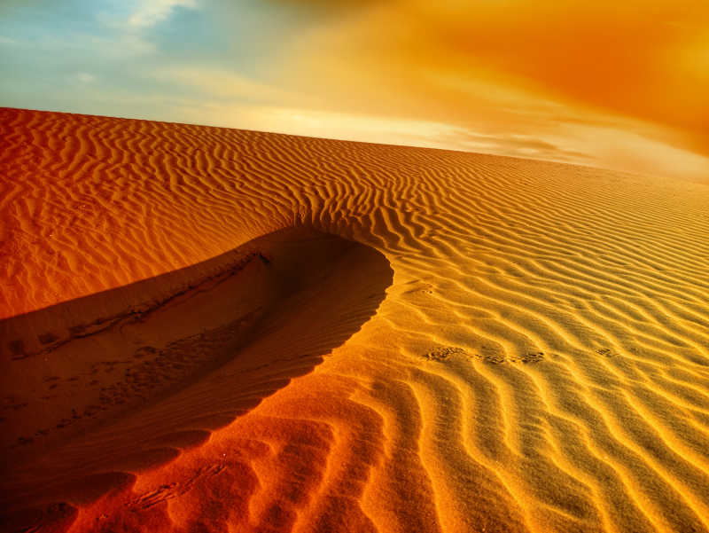 黄昏下红色的沙丘