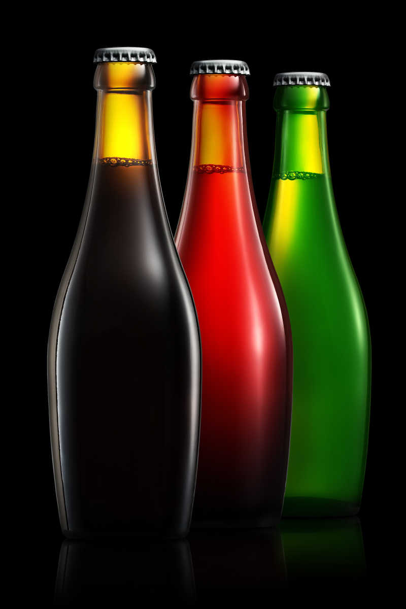 绿红黑三种颜色的啤酒瓶