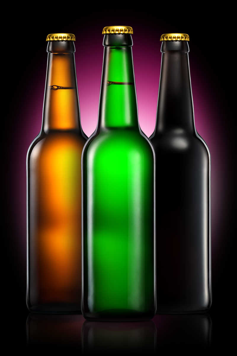 三种不同颜色的透明啤酒瓶