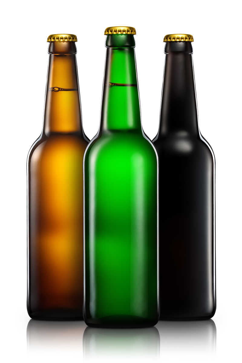 白色背景下的黑绿橘三个啤酒瓶