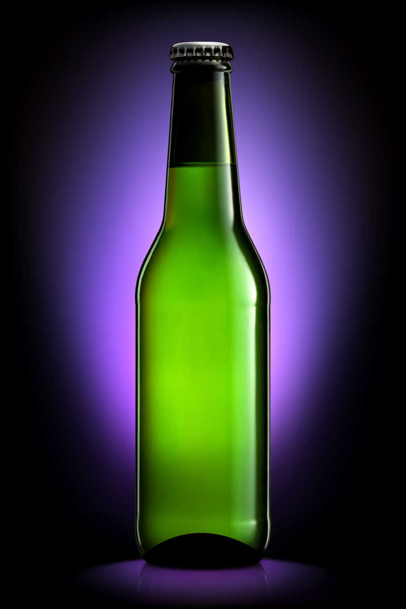 美丽的绿色透明玻璃酒瓶