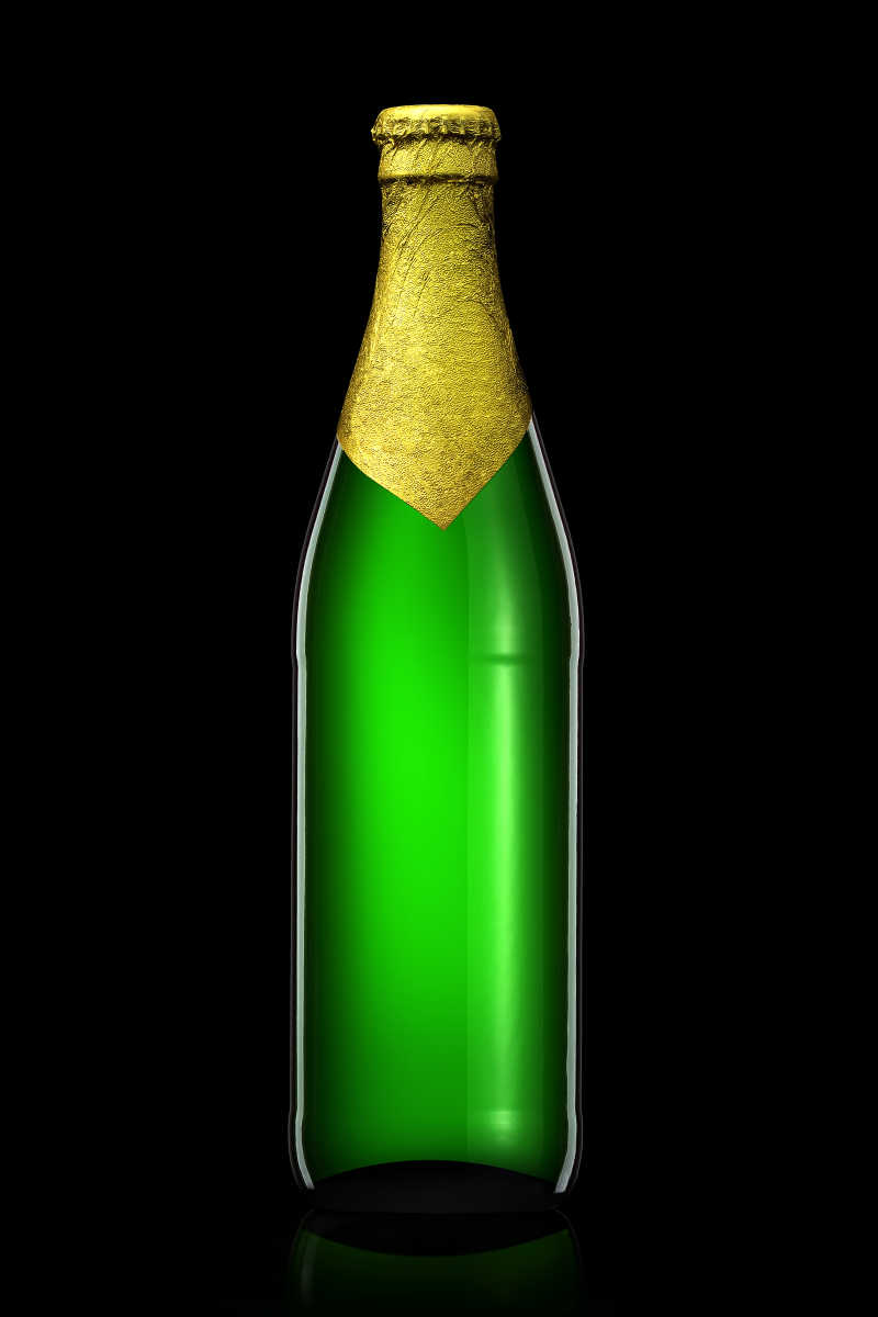 黑色背景下的绿色啤酒瓶
