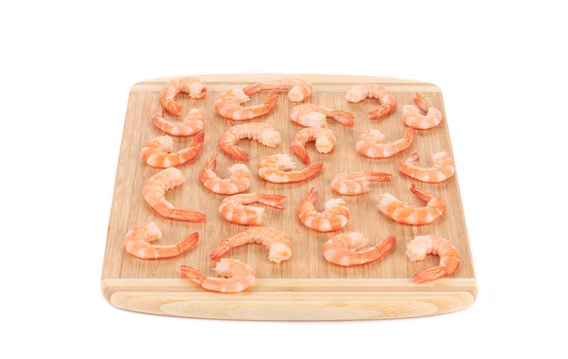 切菜板上煮熟的虾