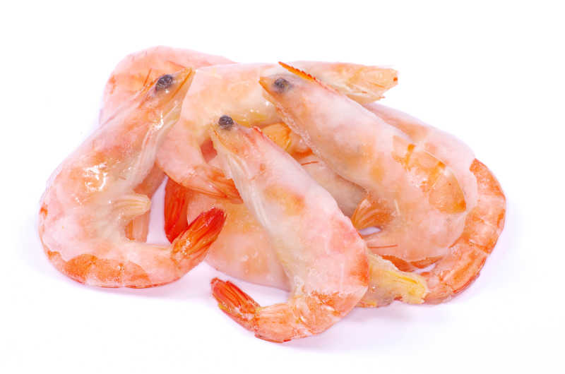 白色背景下煮熟的虾