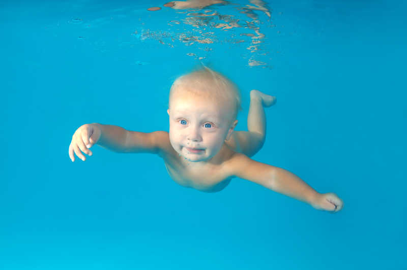 婴儿在游泳池中