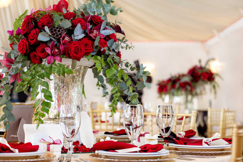 结婚婚礼餐桌上的红玫瑰装饰