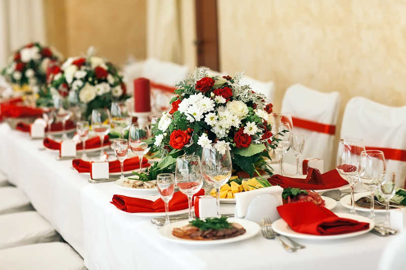 结婚婚礼餐桌上的花盆装饰和餐具餐巾装饰