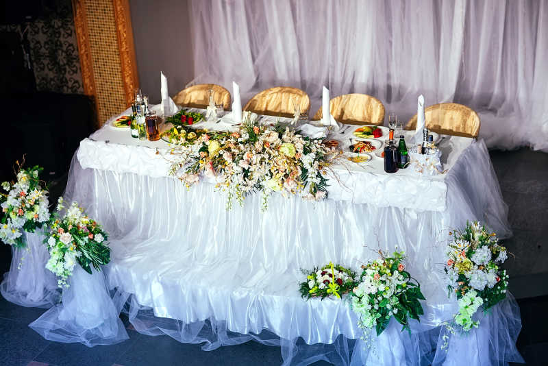 结婚婚礼餐桌上的花朵和蜡烛装饰