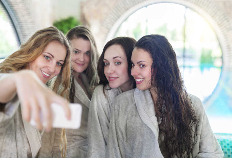 四名年轻女子在温泉度假村做Sely穿着毛巾长袍