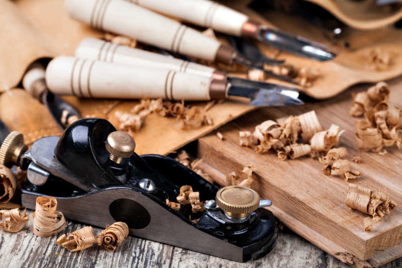 各种不同的木雕工具