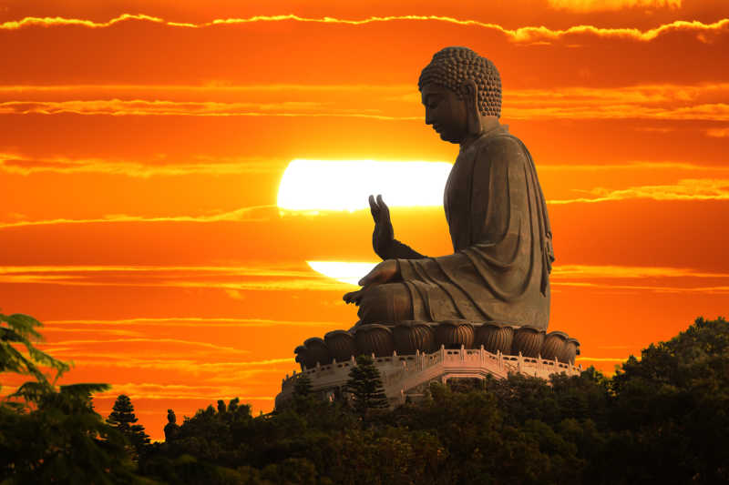 日落时的如来佛祖塑像