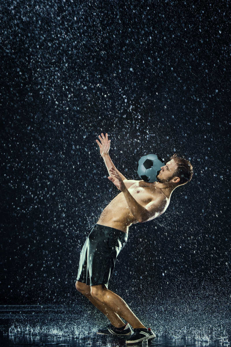 黑色背景下在足球运动员附近的水滴