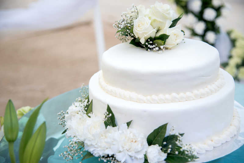 婚礼上的白色花朵蛋糕