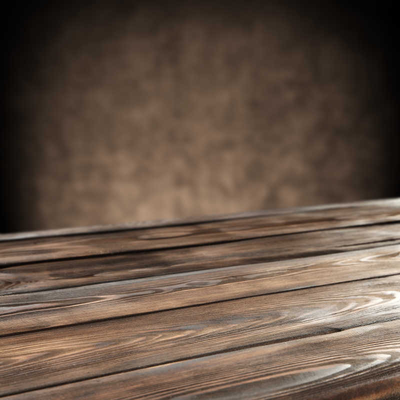 褐色背景下的原木纹理的木桌