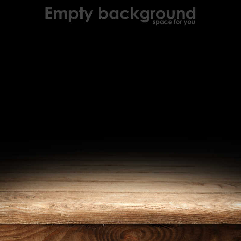 黑色背景下的原木纹理木桌