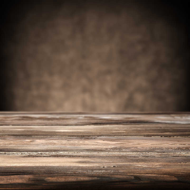 褐色背景下的老旧木桌