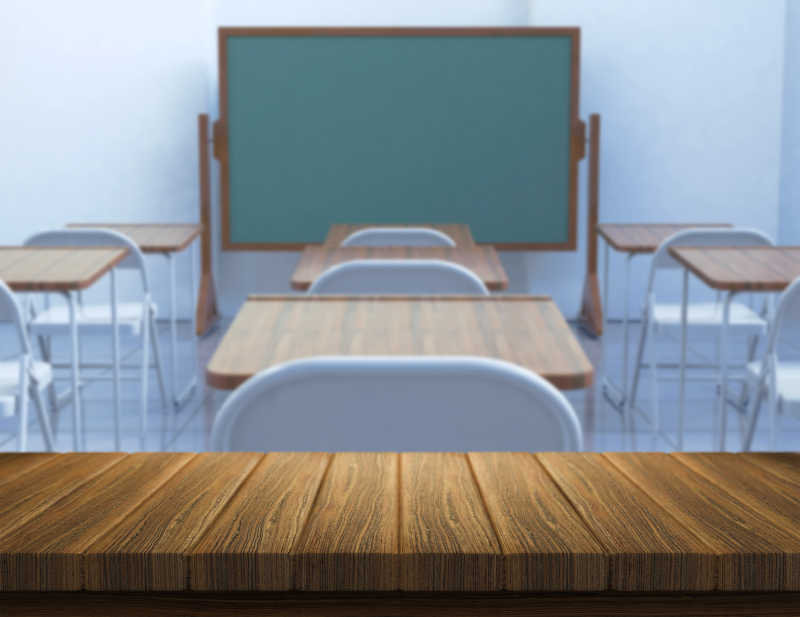 教师里的棕色木桌子